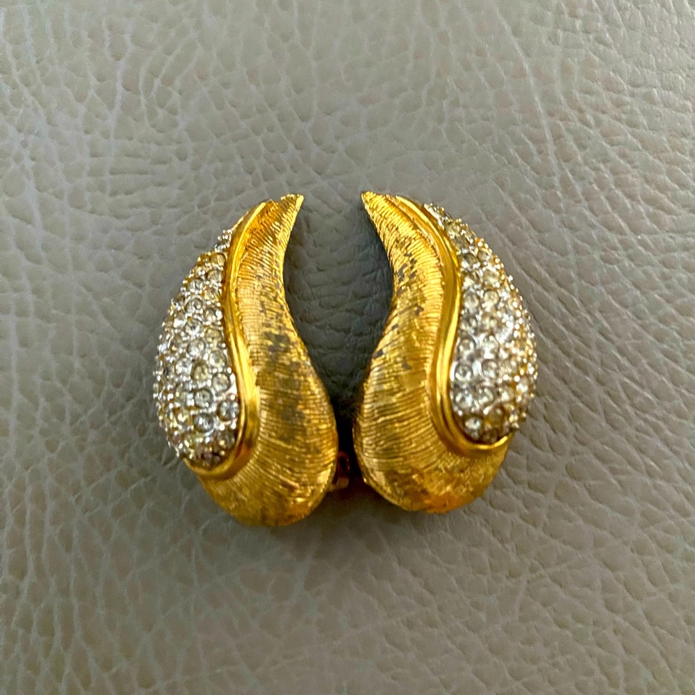 1950’s HATTIE CARNEGIE  Teardrop Goldtone & Rhinestone Earrings Signed